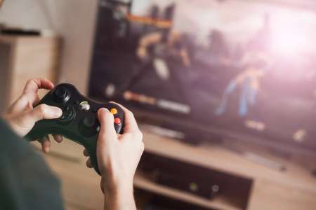 Il joue à la console en sachant pertinemment que sa petite fille étouffe dans la voiture, l'issue est horrible