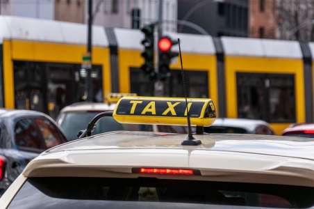 Il prend le taxi pour aller sur un monument connu et y dépose des valises au contenu révoltant