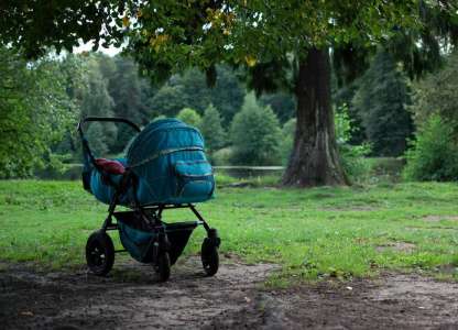 Belgique : un bébé de deux mois meurt tragiquement au parc alors qu'il est dans son landau