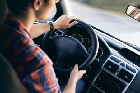 Son grand-père fait un malaise au volant, la réaction de ce garçon de 10 ans est à peine croyable