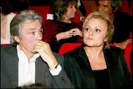 Mort d’Alain Delon : Muriel Robin en larmes dans sa Porsche à Douchy, sa femme Anne Le Nen impassible