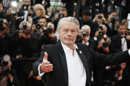 Obsèques d’Alain Delon : poème, notes, larmes… Révélations sur les discours de ses enfants