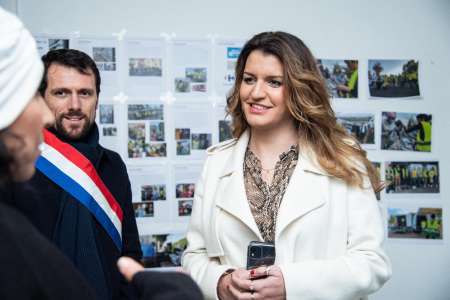 Marlène Schiappa : beach waves et maillot bordeaux, l’ancienne ministre prend la pose en vacances en Corse