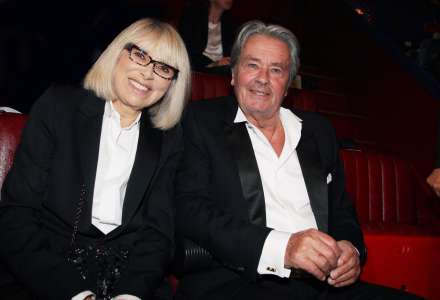 Alain Delon : cette grande actrice qui a recueilli Mireille Darc après leur rupture, 