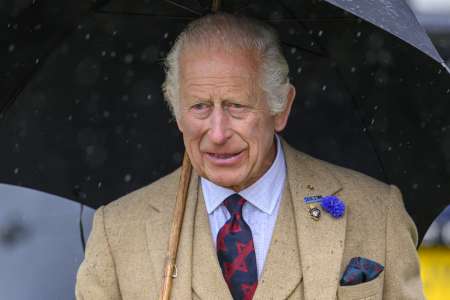 Charles III affaibli par le cancer : ses vacances à Balmoral s’en ressentent, 