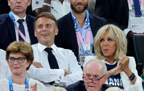 Blazer et t-shirt France 2024 : Brigitte Macron opte pour un look atypique pour assister à la finale France-USA