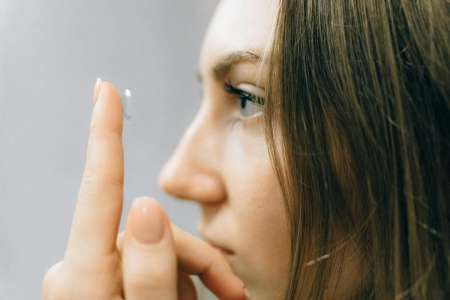 Elle se douche sans retirer ses lentilles, les conséquences sur son oeil sont horribles et irréversibles