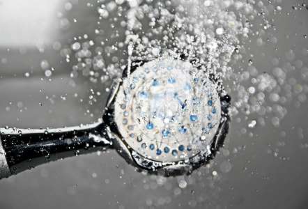 Il met tranquillement de l’eau froide sous la douche, il finit paralysé