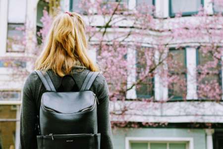 Elle amène sa fille en voiture pour son premier jour d’école et commet une erreur dramatique