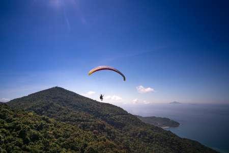 Son parachute ne s’ouvre pas, il chute à 110 km/h et gardera de terribles séquelles toute sa vie