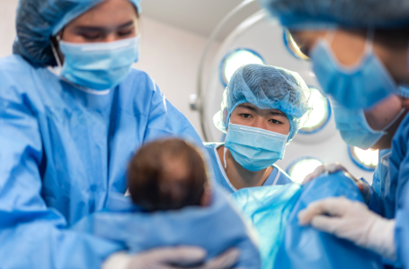 Elle supplie les médecins de la sauver après son accouchement, ils lui donnent un biscuit