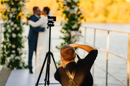 Une femme fait une proposition choquante et illégale au photographe de son mariage