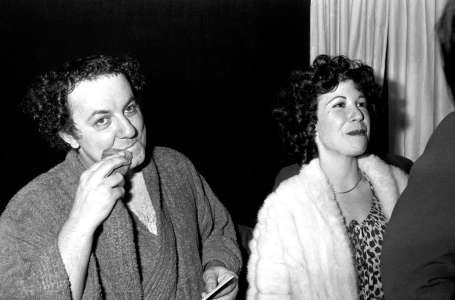 Coluche tyrannique ? Une célèbre actrice ne fait pas dans la dentelle au sujet de l’humoriste disparu