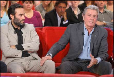 Mort d’Alain Delon : son fils Anthony partage des images inédites de Douchy et de Loubo, le chien de l’acteur