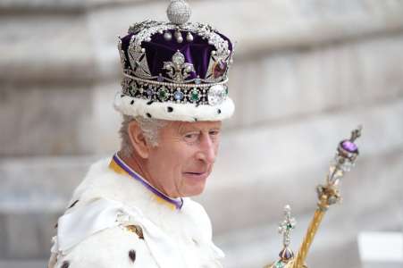 Charles III “tactile” : le protocole royal l’ennuie profondément, et ce câlin collectif le montre bien