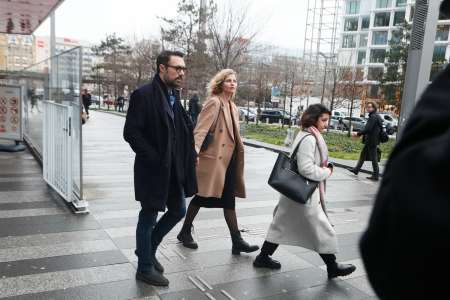  «Nicolas Bedos au tribunal : Pauline Desmonts à ses côtés, accompagnée de sa partenaire»