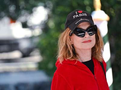 Isabelle Huppert : ce look clivant pourrait bien devenir la tendance des prochains mois