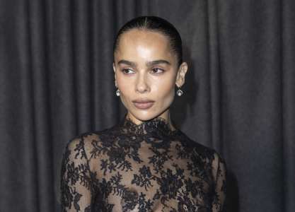 Zoë Kravitz envoûtante dans une mini robe en dentelle transparente au défilé Saint Laurent