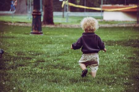 Un homme s’attaque à un bébé dans un parc d’une manière inimaginable le plongeant dans une terrible souffrance