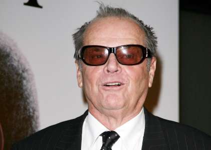  «Jack Nicholson décontracté au défilé Balenciaga : Découvrez la raison de son apparition en peignoir et cheveux en bataille»