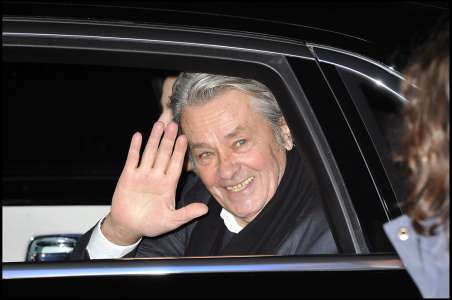 Mort d’Alain Delon : une discussion autour d’un hommage tourne au pugilat, “si une gifle est machiste…”