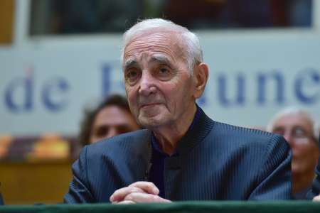 8 chambres, piscine, terrain de tennis... : à quoi ressemble le sublime mas provençal où Charles Aznavour a vécu ses derniers instants