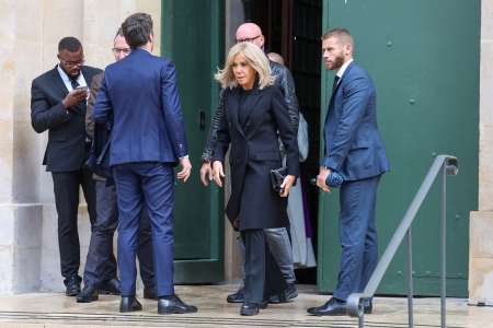 Obsèques de Michel Blanc : sobre et classe, Brigitte Macron ressort ses chaussures de ville favorites