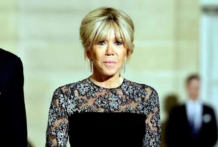 Brigitte Macron : robe fendue, escarpins argentés… Elle brille de mille feux à l’Elysée pour un dîner royal (Photos)