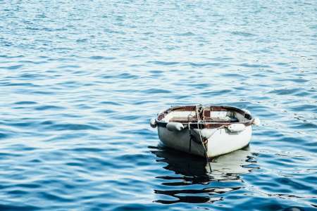 Il part en excursion en mer avec sa famille et revient avec deux cadavres dans son embarcation