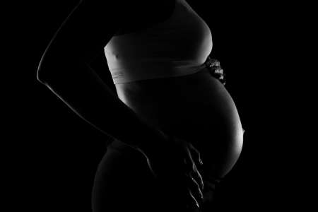 Une femme enceinte tombe de 17 étages, ce qui arrive à son futur bébé est à peine croyable