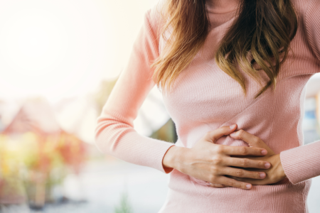 Elle se plaint de maux de ventre sans être prise au sérieux, le diagnostic tardif la terrasse