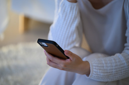 Sa femme affirme qu’elle ne le trompe pas, ce qu’il retrouve dans son placard le laisse sans voix