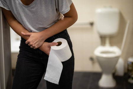 Aux toilettes, cette habitude très courante peut avoir des conséquences particulièrement désagréables