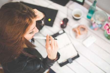 TÉMOIGNAGE. “J’ai eu une liaison émotionnelle avec une collègue de bureau et envisage de quitter mon mari”