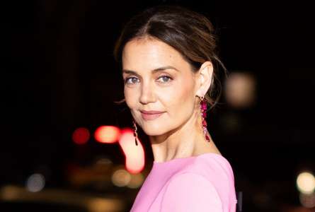 Une fois encore, Katie Holmes prouve son sens du style avec un look haut en couleur