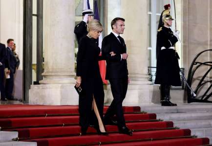 Brigitte Macron glamour : robe fendue, talons XXL et imposant collier… Elle fait sensation à l’Elysée