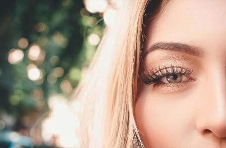 Comment faire pousser ses cils sans extensions ?