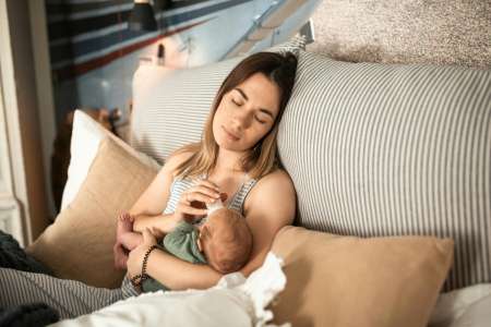 Ils écartent de leur groupe une amie devenue maman