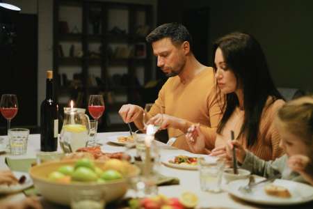 Sa belle-mère lui sert de la viande alors qu’elle est vegan