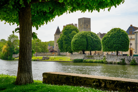 Seine-et-Marne : une fillette de 3 ans tombe à l'eau, sa mère tente un geste désespéré pour la sauver mais l'issue est terrible