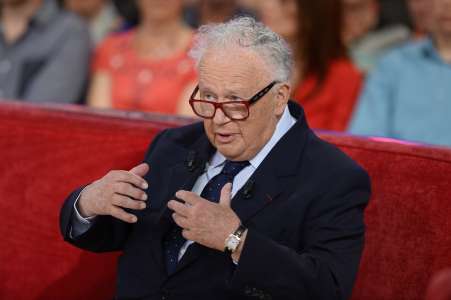 “Ce qui me reste de voix” : quasiment aveugle et sourd, Philippe Bouvard (95 ans) a fait ses adieux sur les ondes