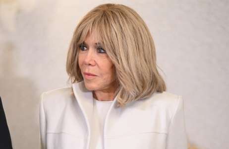 Brigitte Macron ose le look cuir : en cuissardes et perfecto, elle donne un coup de fouet à la Fashion week