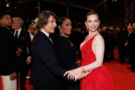 CANNES 2025. Tom Cruise n’avait d’yeux que pour Hayley Atwell, il en a tombé les lunettes !
