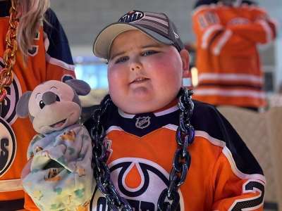 Tkachuk et Flames envoient leurs salutations au superfan des Oilers Ben Stelter