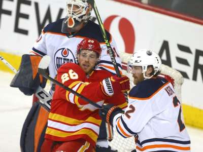 Le centre des Flames Elias Lindholm termine deuxième lors du vote pour le trophée Selke