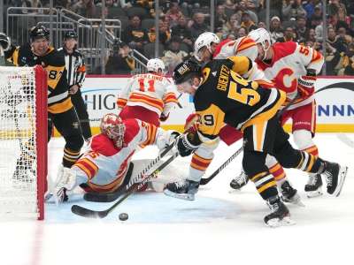 Les Flames en concèdent cinq en troisième et tombent face aux Penguins pour commencer leur road trip