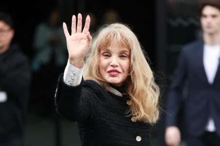 « Il a tellement insisté », Arielle Dombasle fait une grosse révélation sur Thierry Lhermitte et « Un indien dans la ville », 30 ans après