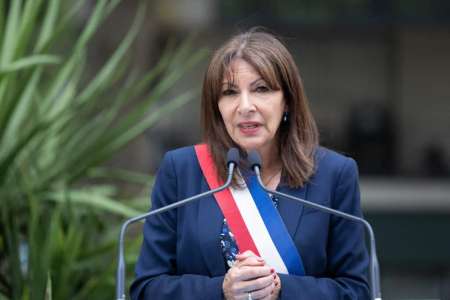 « Je la laisse se reposer » : Anne Hidalgo vient-elle de tacler Brigitte Macron suite à son cliché en compagnie de Céline Dion ?