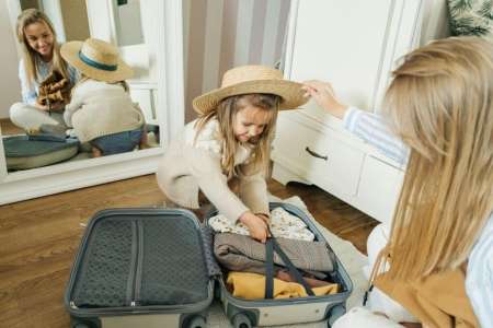 Maquillage, parfum, sèche-cheveux… : que peut-on mettre dans une valise cabine en avion ?