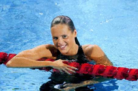 Laure Manaudou : grosse chute devant une piscine et bras en moins, triste récit sur France Télévisions